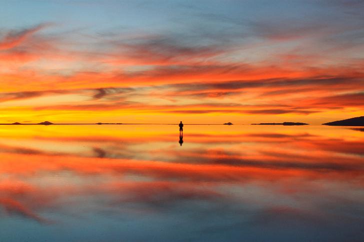 ウユニ塩湖の魅力と観光ガイド：天空の鏡が織りなす絶景