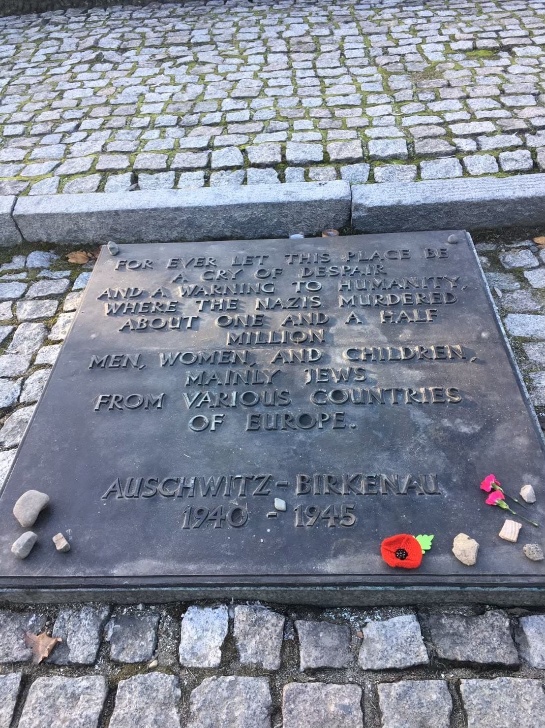 アウシュヴィッツ収容所にある石碑