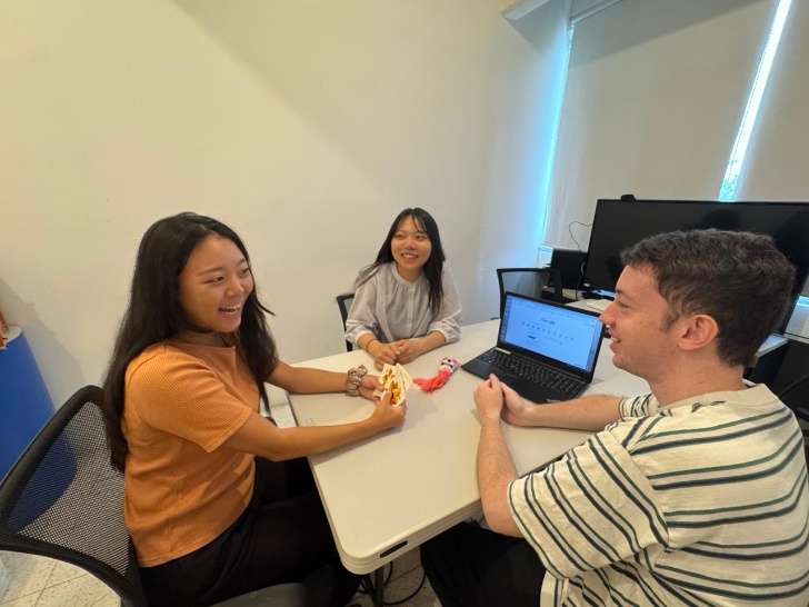 ミーティング風景(イメージ)1